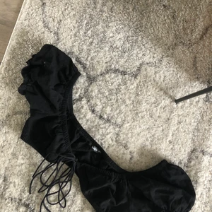 Topp  - Jättefin topp, köpt här på Plick men passade tyvärr inte mig därför säljer jag vidare den!🤎Frakt ingår🤎