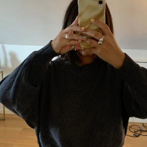 Tröja från zara - strlk S - Stickad tröja från Zara. Använd ett fåtal gånger. Vitt band i nacken som går att knyta till en rosett. Ballongärmar. Köpare står för frakten💫