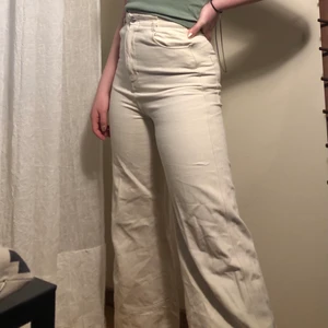 Weekday slack jeans - Jättefina weekday jeans som tyvärr inte kommer till användning längre! Är jättefina till sommarn🌸 Har några enstaka fläckar men syns knappt❤️ 