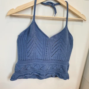  Stickad Halter  - Stickad Halter. Storlek: ca S-M. Plaggets längd 33cm, 37cm bredd. Betalningsmetod: Swish. Frakt tillkommer postnord blå påse 45kr