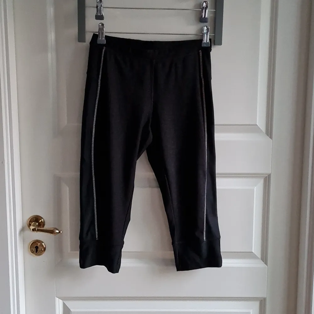 Sports leggins with an inner pocket for the keys to your house or a gym locker 😄 It has light-reflecting elements on the sides to make you more visie and safer after it gets dark outside 😊 Waist 33 cm.. Jeans & Byxor.