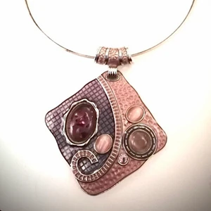 Stelt halsband  - Stel halsring med hänge i emalj , stenar mm. Nickelfritt. Sålt det i egen butik , märke Abraxa