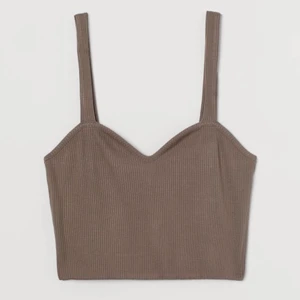 Ribbad croptop - En fin topp från H&M🤎 Endast använd en gång och säljer då den inte passar mig helt! Kom med prisförslag. Bilder tagna från H&M!