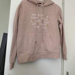 Hoodie i bra skick, köparen står för frakt. Storlek L men som M.