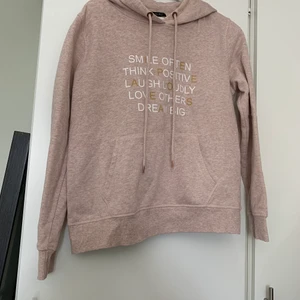 Hoodie - Hoodie i bra skick, köparen står för frakt. Storlek L men som M.