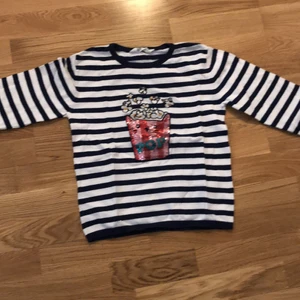 Tröja från H&M  - En höst tröja från H&M som är till 10-12 år (146-152) för tjejer. 
