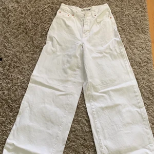 Jeans från Topshop  - Säljer ett par oanvända jeans från topshop, köpta i London, då de aldrig kommer till användning. Priset kan alltid diskuteras. 