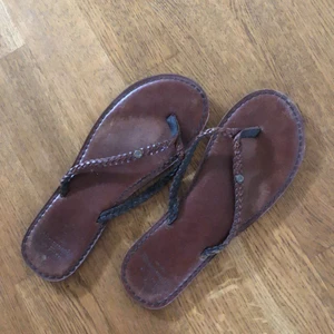 Flipflops läder strl 38 - Inköpta abercrombie. Sparsamt använda! 💫⭐️