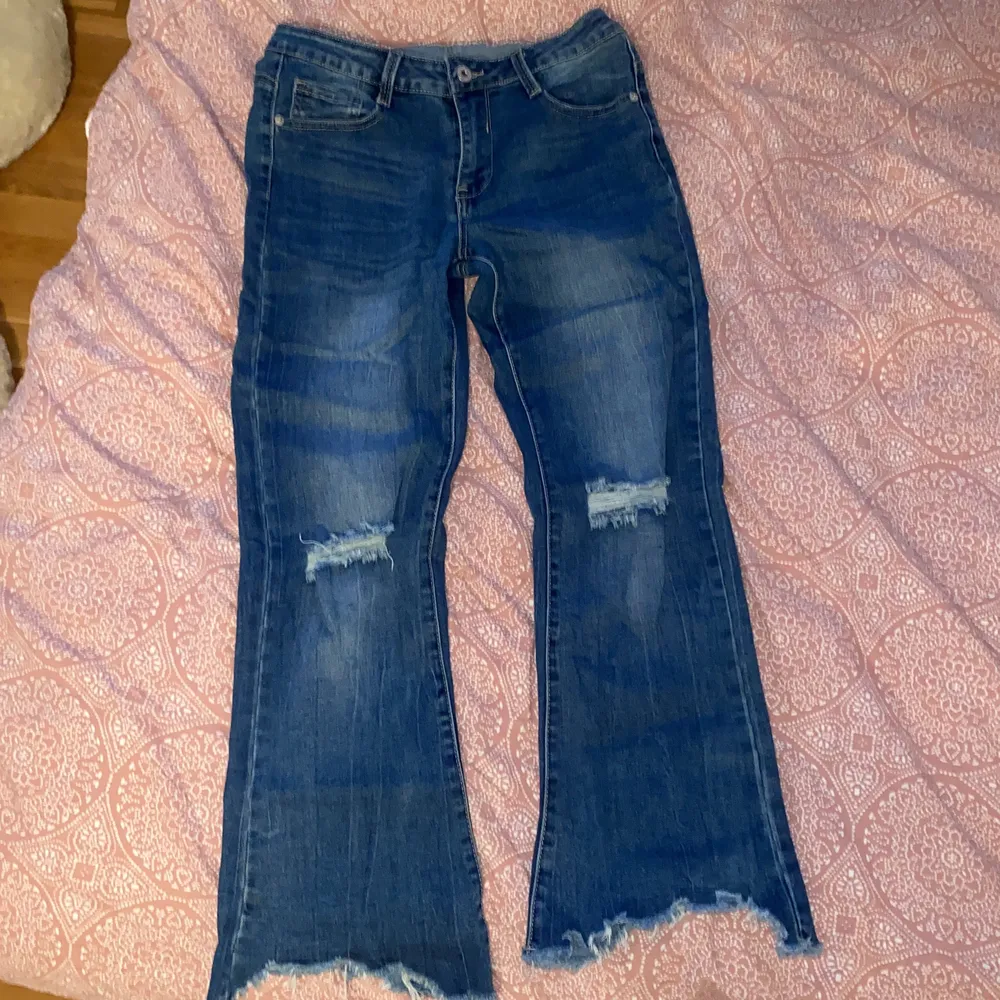 Jag säljer dessa jeans från tessie som är i storlek M för 200 kronor plus frakt som betalas av köparen. De har två hål på knäna och är en ”kortare flair” i modellen. 🤎. Jeans & Byxor.