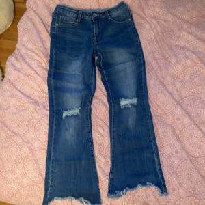 Jag säljer dessa jeans från tessie som är i storlek M för 200 kronor plus frakt som betalas av köparen. De har två hål på knäna och är en ”kortare flair” i modellen. 🤎