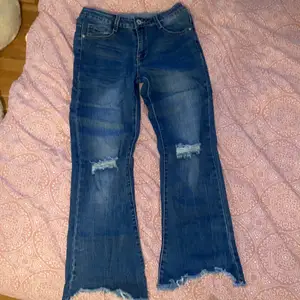 Jag säljer dessa jeans från tessie som är i storlek M för 200 kronor plus frakt som betalas av köparen. De har två hål på knäna och är en ”kortare flair” i modellen. 🤎