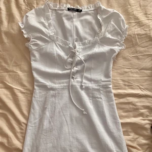 Vit milk maid klänning - Säljer den här supergulliga klänningen från nasty gal (slutsåld) då den har blivit lite för stor på mig. Perfekt nu till sommaren eller som studentklänning!! 🥰             