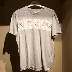 Fila grå t-shirt  - Fila grå t-shirt | Hör av er om ni har frågor eller vill ha fler bilder