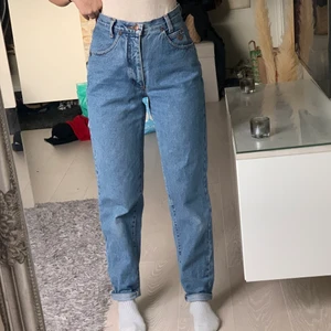 Mom Jeans  - Intressekoll på mina favvo mom jeans som jag köpt på second hand. 