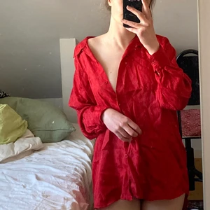 Röd skjorta - Unik skjorta köpt secondhand❣️ Har en lite festligare vibb, skriv vid frågor
