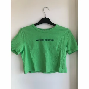 Croppad T-shirt - En croppad neongrön t-shirt från Zara. Använd ca 5 gånger i strl S med trycket ”Make friday another friday”