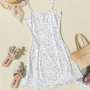 Vit klänning  - Detta är en så söt klänning perfekt till sommaren då den är sval och skön. Den kan även användas som nattlinne då den är så mjuk. Detta är storlek XS men passar även S då den är stretchig. Skriv till mig om ni vill ha fler bilder❤