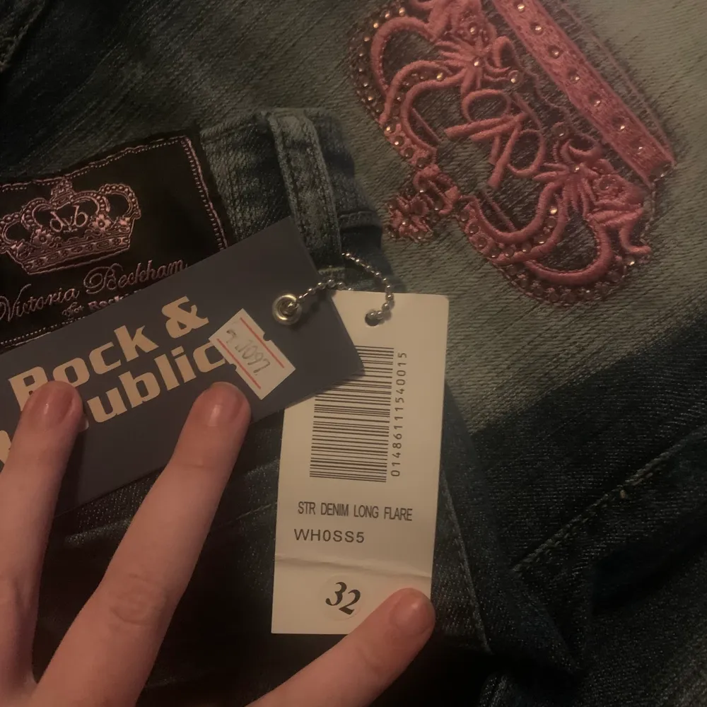 Super snygga trendiga jeans med alla taggs kvar från Victoria Beckham, för små för mig tyvärr. Pris går att diskutera . Jeans & Byxor.