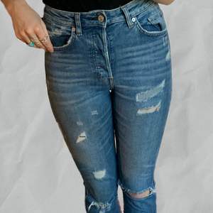 Dessa jeans sitter skit fint på kroppen! Det är lite riven på vissa ställen och är botten up. Super bekväma! Skriv privat för bilder. 