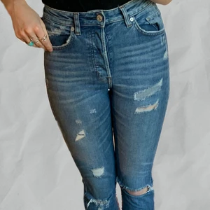 H&M’s ripped skinny jeans  - Dessa jeans sitter skit fint på kroppen! Det är lite riven på vissa ställen och är botten up. Super bekväma! Skriv privat för bilder. 