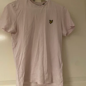 Lyle&scott  - Säljer min fina rosa Lyle&scott t-shirt som har används en hel del men inte på länge, storlek xs men passar också s.