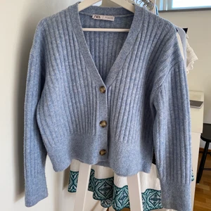 Söt kofta från Zara - Så fin kofta från Zara💕💕 Går att matcha med det mesta är väldigt bekväm/sitter bra på. Säljer då jag behöver rensa kläder:(( pris går att diskuteras. Köparen står för frakt men kan även mötas upp i Stockholm!💓💓💓