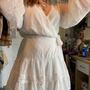 Klänninh - Säljer denna jättefina klänningen ifrån Nelly. Nästan helt oanvänd! Frakt står köparen för☺️