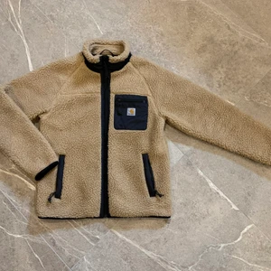 Carhartt WIP Prentis liner jacka ”teddy” - Size S. Väldigt sparsamt använd, bara använd ett fåtal gånger. Inget att anmärka på. Condition 9/10 Nypris 1800kr.      Herrjackor men passar båda