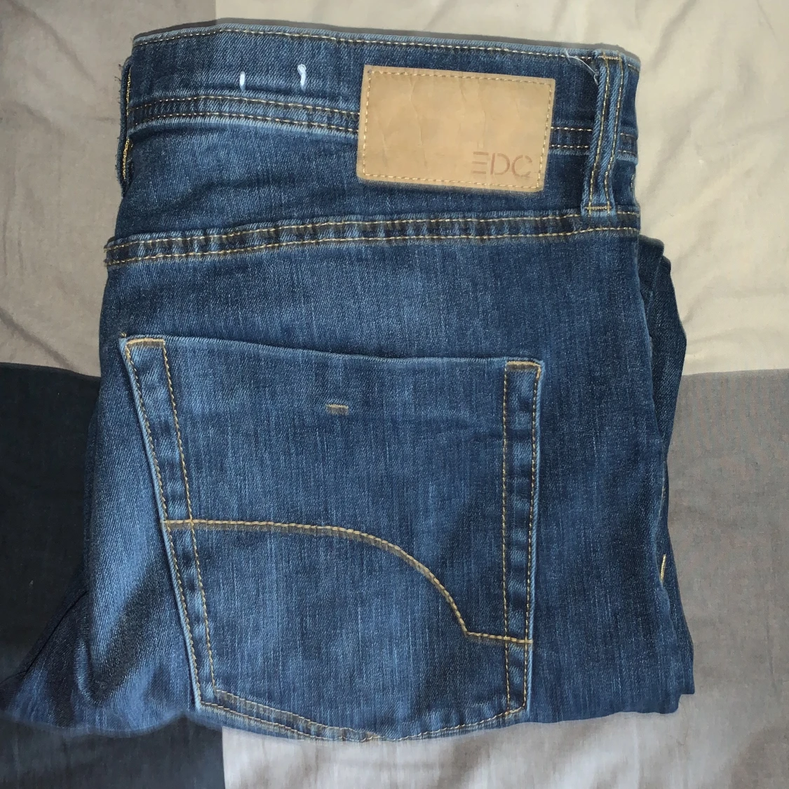 Vanliga blåa straight jeans