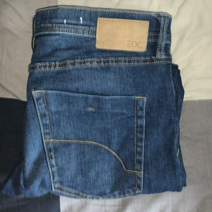 Vanliga blåa straight jeans  - Bra skick extra knapp för dem ska sitta lite tajtare 