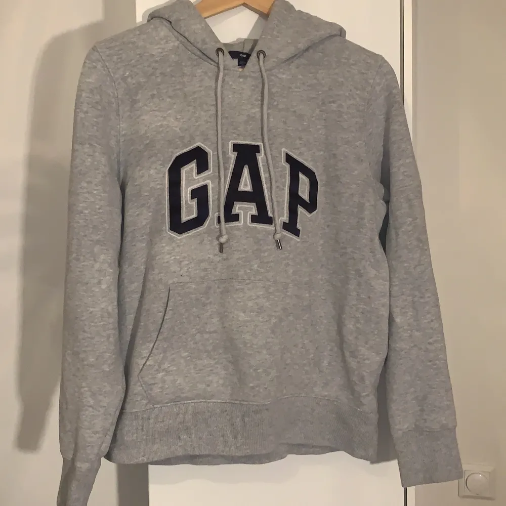 En mjuk och ljusgrå GAP hoodie i storlek M (passar mer som s eller xs).. Hoodies.