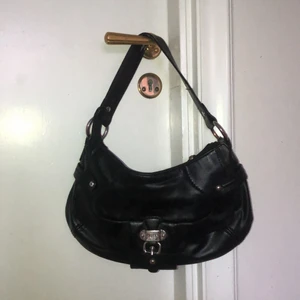 Baguette bag. - Superfin väska från esprit. Aldrig använd av mej men köpt second hand så💋