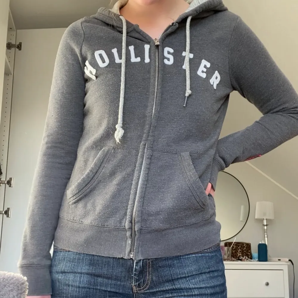hoodie från Hollister i stl S, har blivit för liten för mig så drf jag säljer . Hoodies.