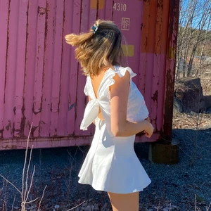 Vit blus med volanger - En så fin fjärilsblus med volanger och öppen snörning i ryggen. Använd en gång så i princip nu. Den sitter såå fint på mig som är 172 och har M/L. Inte riktigt min stil därför hoppas jag nån annan kan klä upp den! Skriv vid frågor. Vid många intressenter blir det budgivning! 💦🌺💕🍍💖🥰