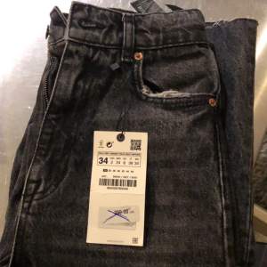 Säljer dessa jeans från Zara pga att de är både för stora och för långa för mig. Har aldrig använt dem utan endast provat. Ifall du är intresserad men tror de är för långa för dig behöver du inte oroa dig, det går lätt att klippa dem kortare. Frakten är 96kr. (Andra bilden är lånad)
