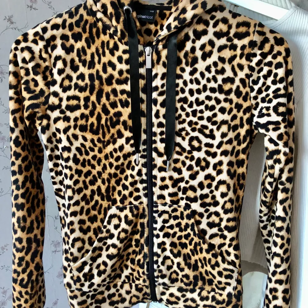 Mysig leopard kofta från Gina tricot🐆 Använd några gånger men är i samma skick som när jag köpte den.  . Tröjor & Koftor.