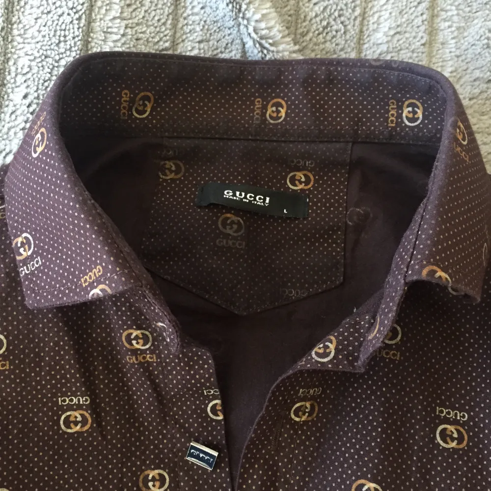 Så snygg vintage Gucci skjorta med fina knappar! Jättefin färg och använd väldigt få gånger så i bra skick! . Skjortor.