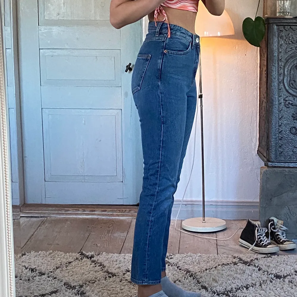 raka högmidjade jeans från monki strl 27 i modellen ”Moluna”. Är nästan lite för små för mig så de ser lite mer skinny ut. Jeans & Byxor.