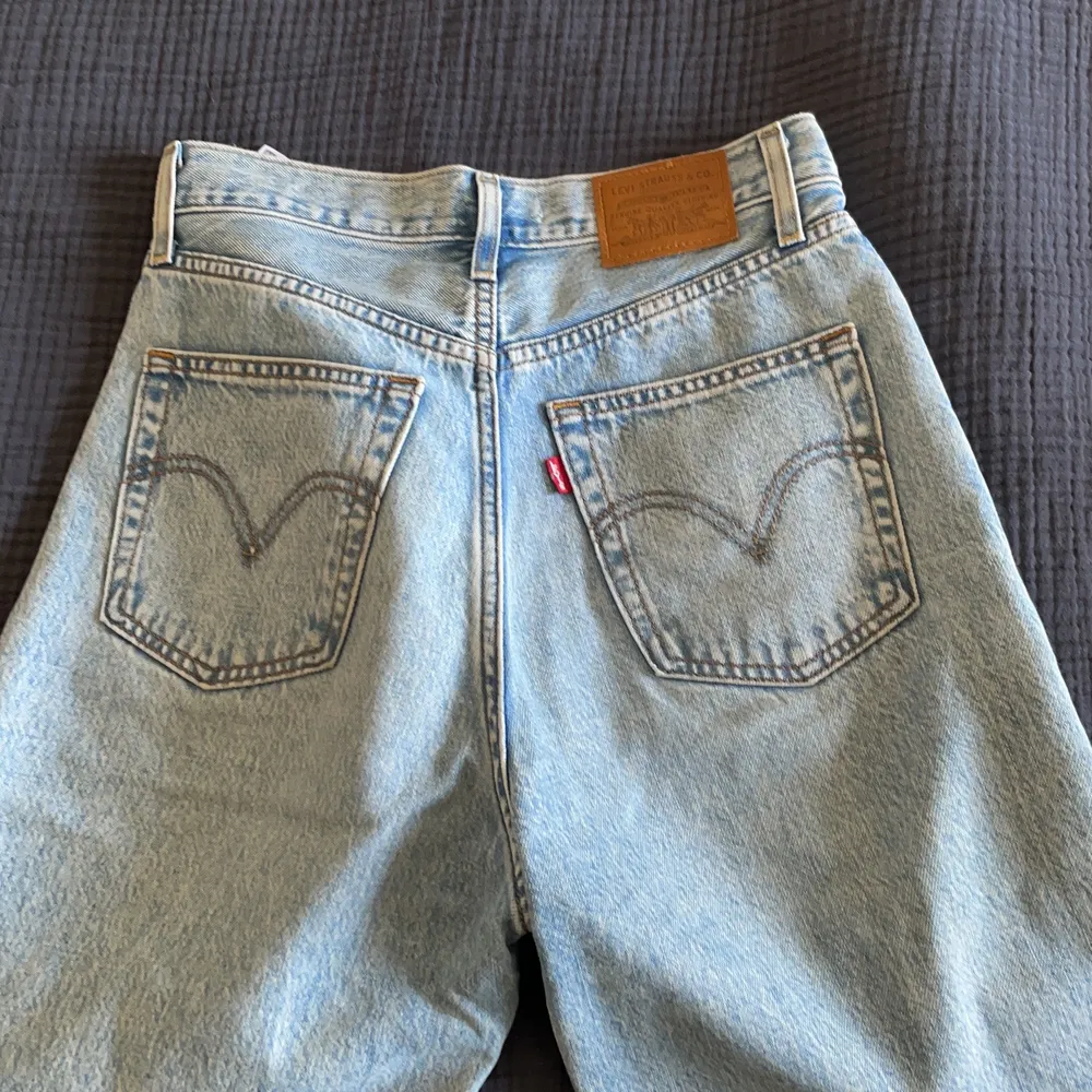 Väldigt snygga Levis jeans med vida ben! Säljes pga förstora! Frakt tillkommer . Jeans & Byxor.