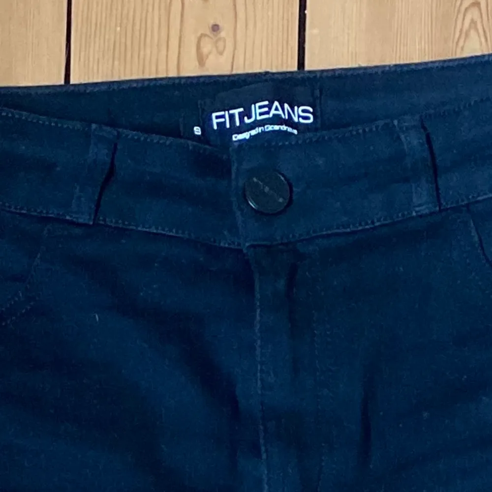 Svarta jeans från Fitjeans. Använda en gång pga satt inte bra på mig. . Jeans & Byxor.
