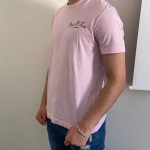 Rosa t-shirt från H&M. Det är storlek S och jag är 175cm lång. Den är lite för kort för mig. Tröjan är använd men är i bra skick. Jag bor i Norrköping och kan mötas upp, annars står köparen för frakten. Pris kan diskuteras!