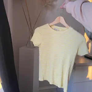 Gulrandig tshirt från Monika använda få gånger, köpt för flera år sen💕 står en storlek men från Xs-M beroende på hur man vill att den ska sitta, skulle själv säga att de är en S!