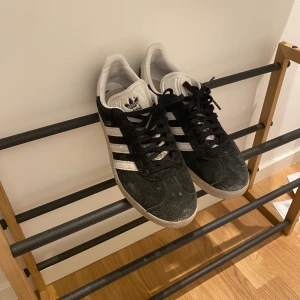 Adidas skor svarta - Köparen står för frakten ❣️