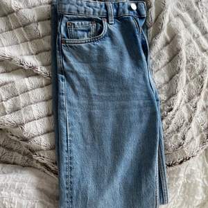 Weekday jeans i modellen Voyage i storlek 25/32. Jättesnygg blå tvätt🥰 200kr+frakt 💕💕