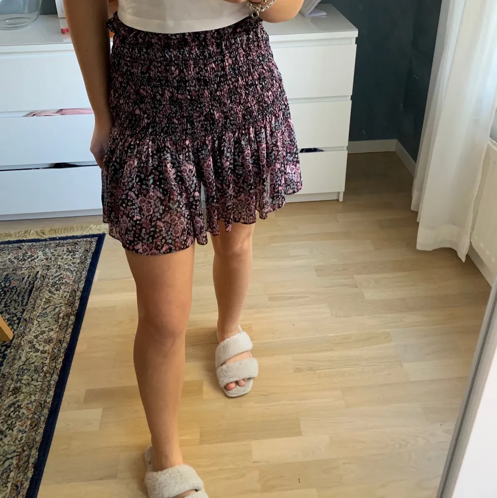 Jätte trendig kjol ifrån zara med inbyggd byxa som du ser bild 3, jätte skön och snygg, det är storlek m men passar s också, buda i kommentarerna!! 💕💕. Kjolar.