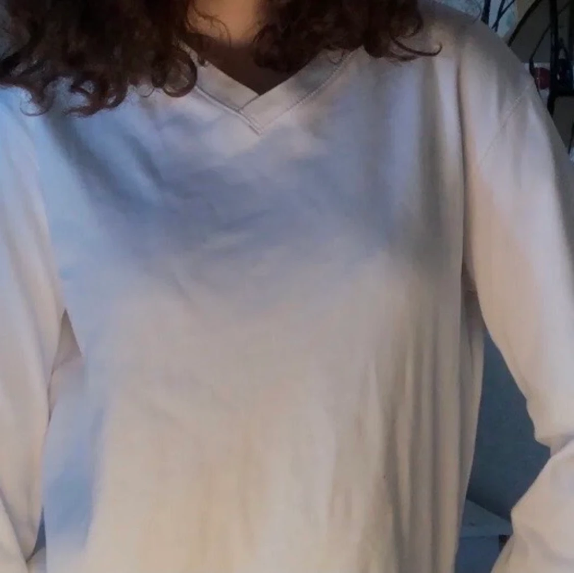 TRENDIG VIT SWEATSHIRT MED V-RINGNING! - 90