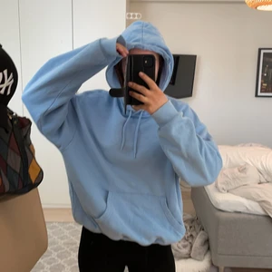 Blå hoodie från Monki - Oversized, sitter såååå bra🤍🤍⚡️ sista bilden visar en pytte liten fläck. Syns knappt☺️