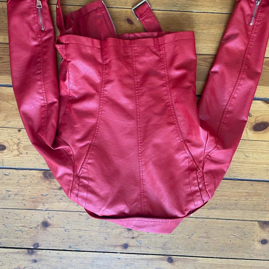 Röd snygg Skinn jacka  - 90