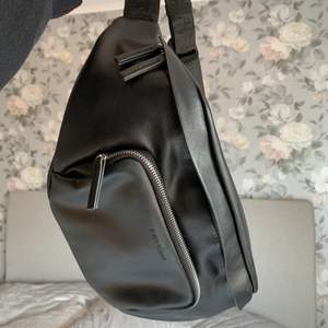 Bum bag från Carin Wester i toppenskick då den nästan är oanvänd💞 Supersnygg att ha tex snett över axeln! Måtten på väskan är bredd: 45cm, höjd: 20cm, djup: 10cm (vilket betyder att den är något större fit än vanliga bum bags)☺️