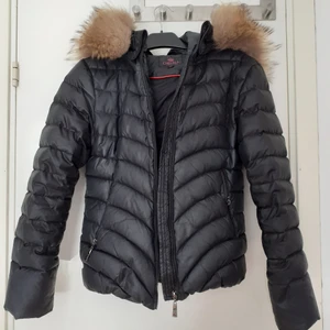 Chelsea jacka - Säljer nu min jacka då jag inte använder den överhuvud taget super fin o super skön man fryser absolut inte i den 